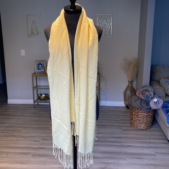 Yellow lightweight scarf shawl shoulder cover - Picture 4 of 4